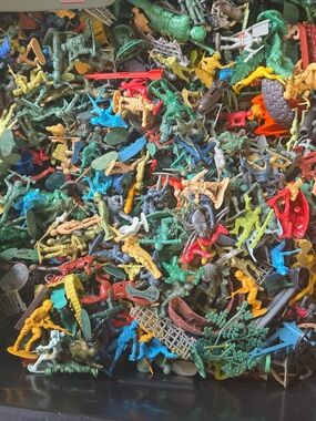 Assorted plastic soldiers 30 count